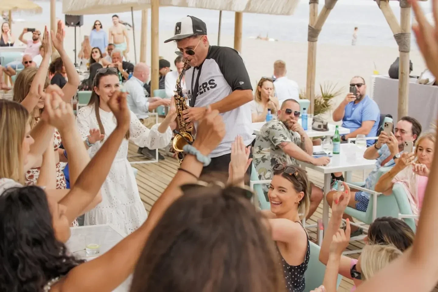 Cocoa Beach Marbella: Saxophone player entertaining guests at the beach club