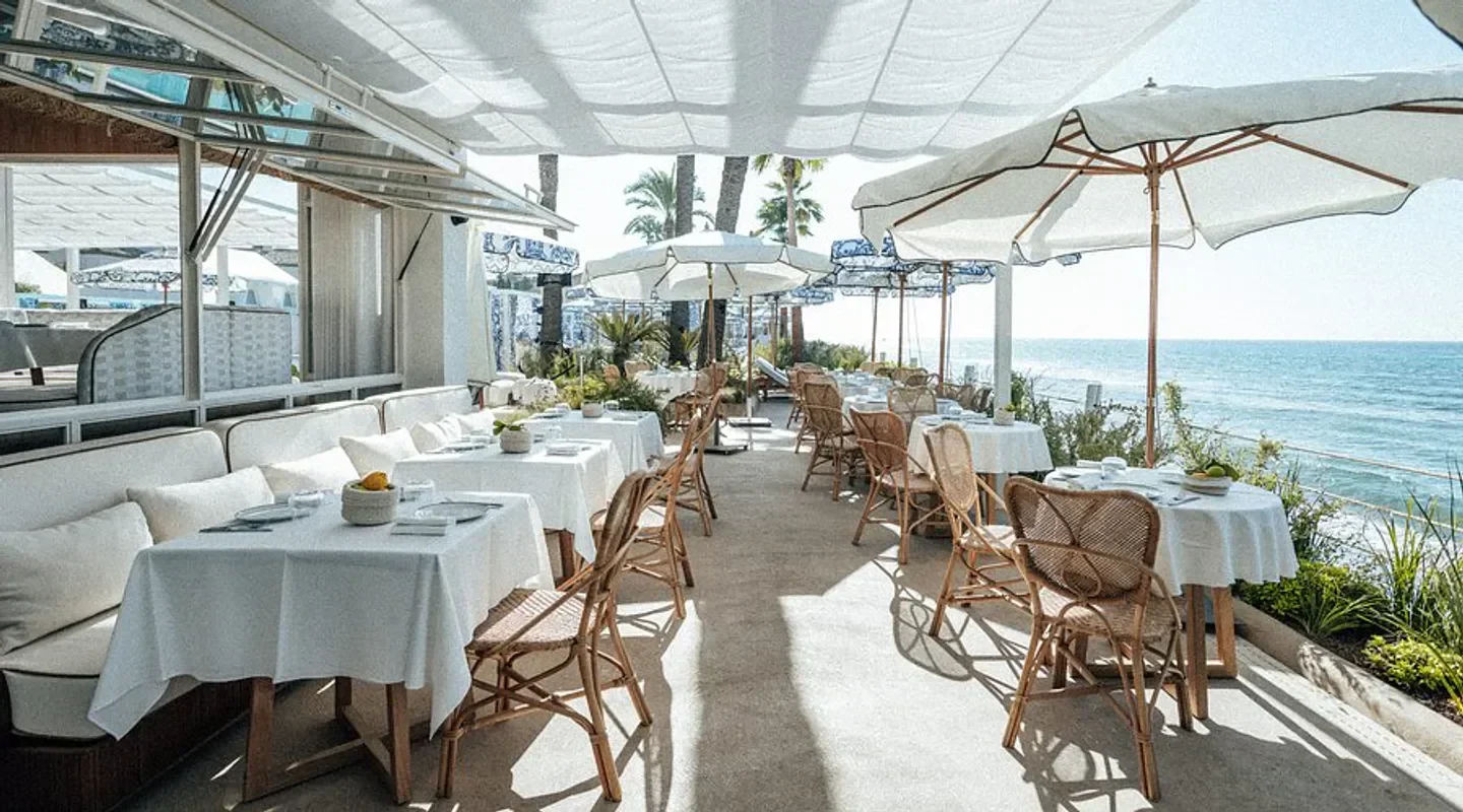 Outdoor dining at La Cabane in Marbella, beachside restaurant with ocean view.