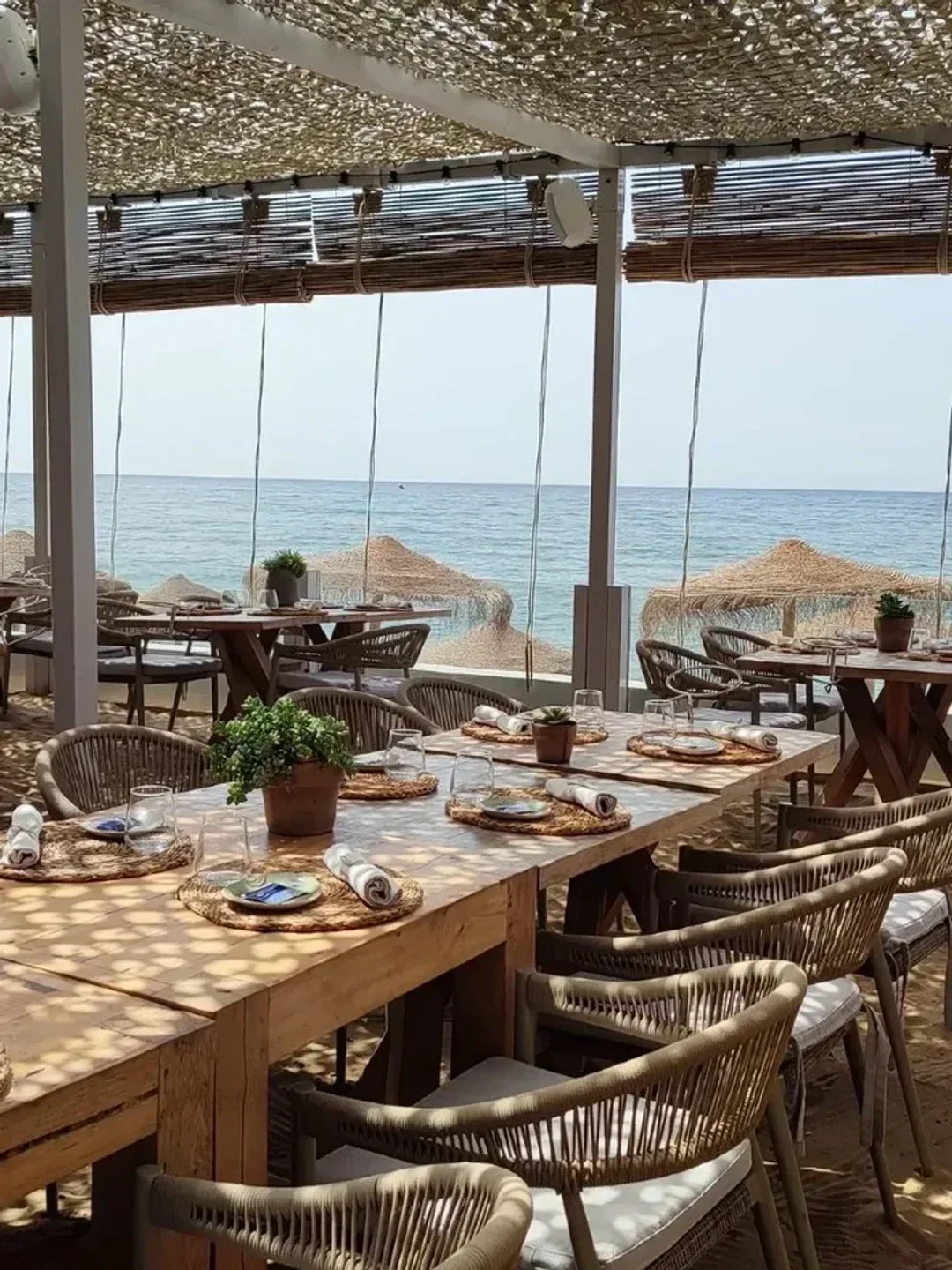 Dining tables at Luuma Beach Marbella with sea views, a perfect beach club experience.